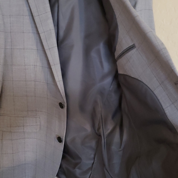 Suits - Picture 4 of 5